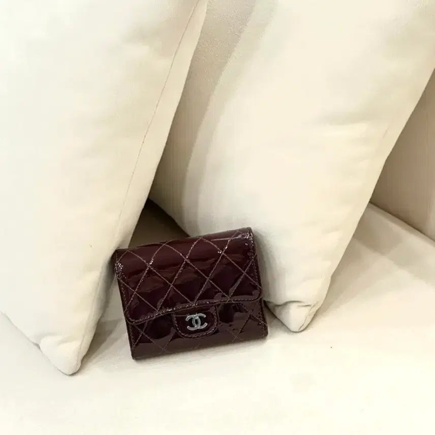 [BUNJANG] Chanel Burgundy Patent Leather Bifold Wallet / 샤넬 버건디 페이던트 반지갑 (정품)