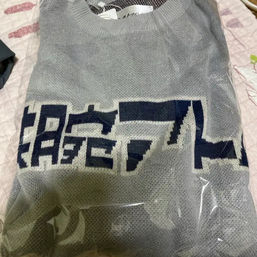 [BUNJANG] Atom Limited Edition Embroidered Knit Sweater / 아톰 한정판 우는 모습 자수 니트 스웨터