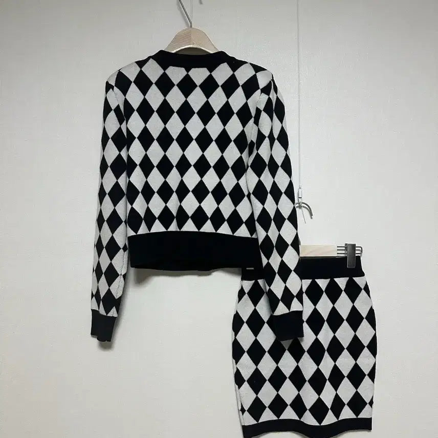 [SOLD OUT] 캐시미어블렌드 다이아몬드 니트 가디건 스커트 셋업