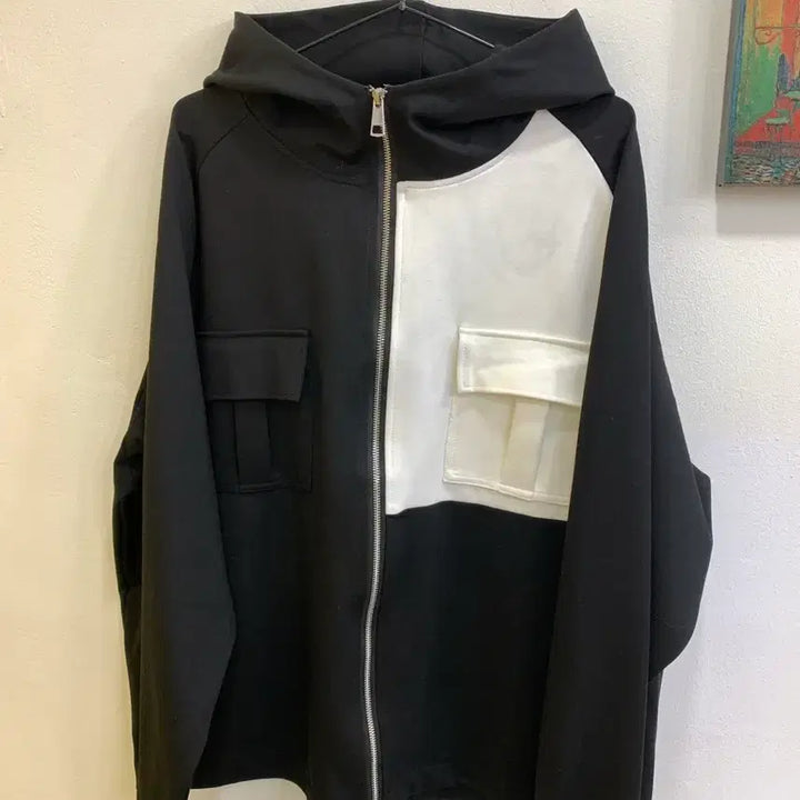 [BUNJANG] Black and White Color Block Zip-Up Hoodie / 블랙/화이트 배색 집업 후드집업