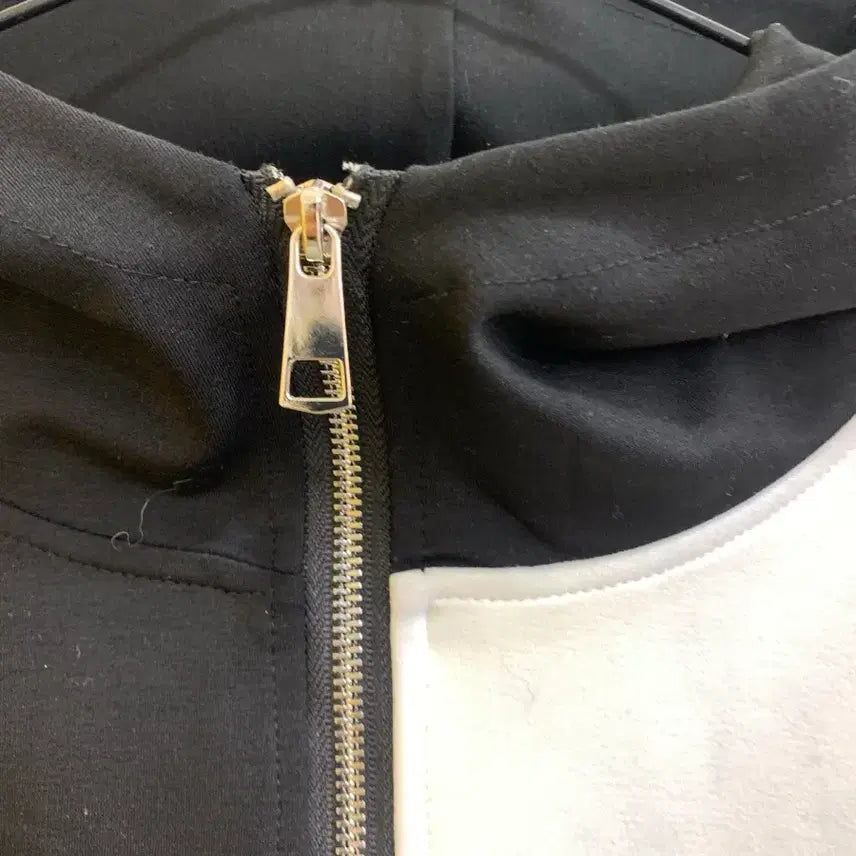 [BUNJANG] Black and White Color Block Zip-Up Hoodie / 블랙/화이트 배색 집업 후드집업