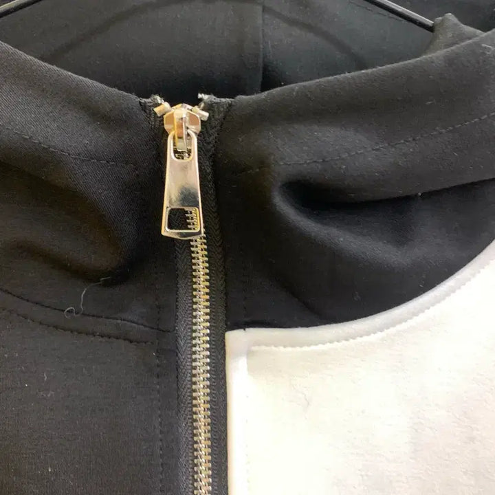 [BUNJANG] Black and White Color Block Zip-Up Hoodie / 블랙/화이트 배색 집업 후드집업