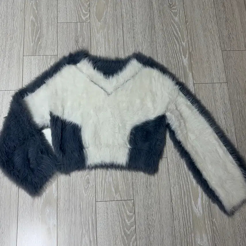 [BUNJANG] Cropped V-neck Sweater / 상태좋음)퍼 크롭 니트.프리사이즈.브이넥.스웨터.배색니트.겨울옷.크롭티