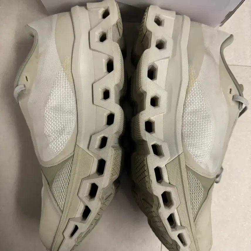 [BUNJANG] PAPE x ON Running Cloudmonster Moon Dust Sneakers / [255]파프x온러닝 클라우드몬스터 문더스트(파프온)