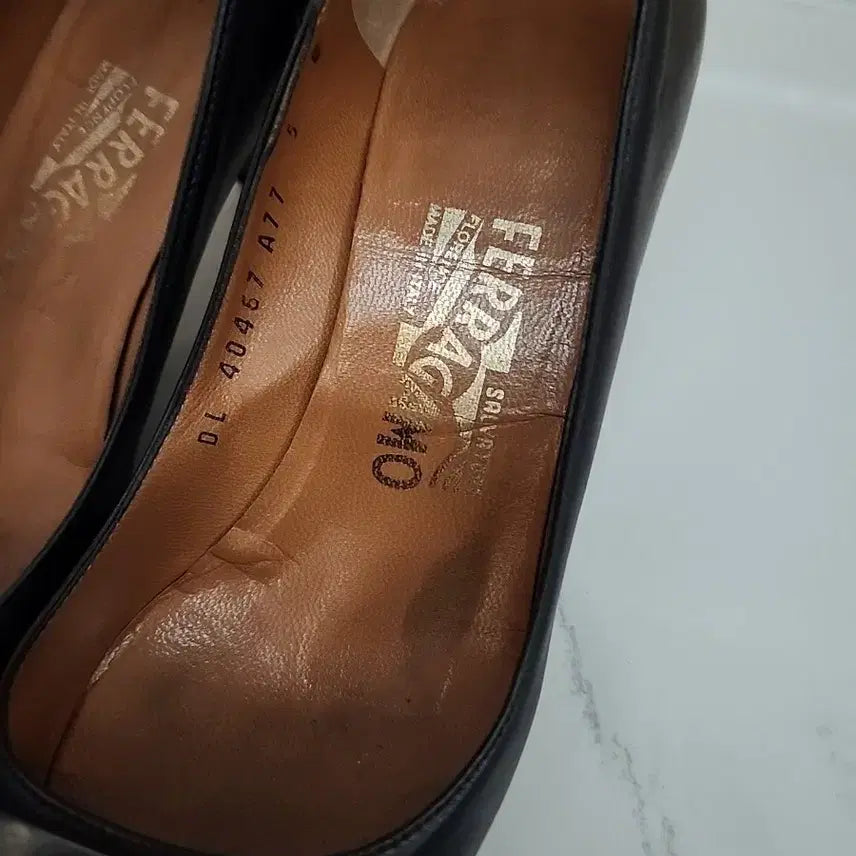 [SOLD OUT] ferragamo 페레가모 블랙 힐 여성 명품 구두