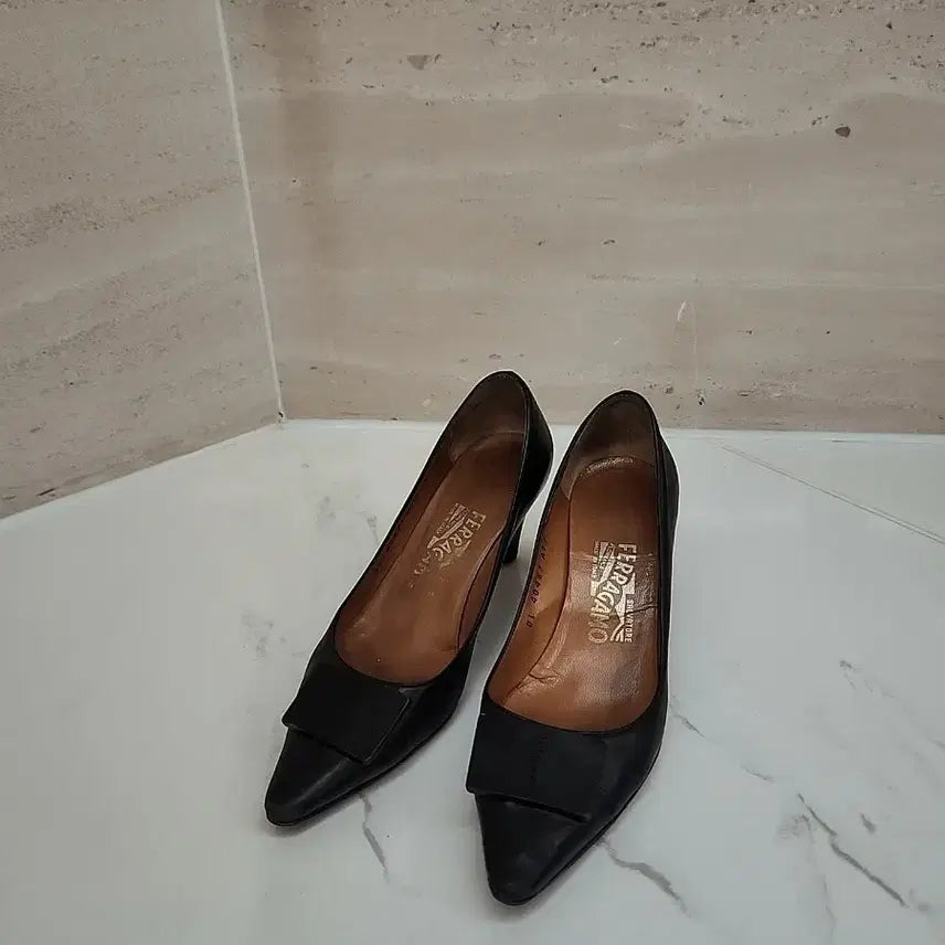 [SOLD OUT] ferragamo 페레가모 블랙 힐 여성 명품 구두