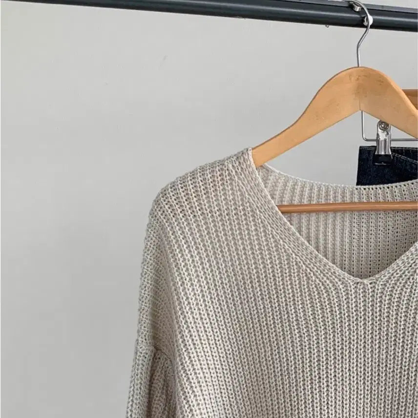 [BUNJANG] Romi Pastel V-Neck Crop Knit Sweater Oatmeal / 로미 파스텔 루즈핏 브이넥 크롭 니트 오트밀 색상