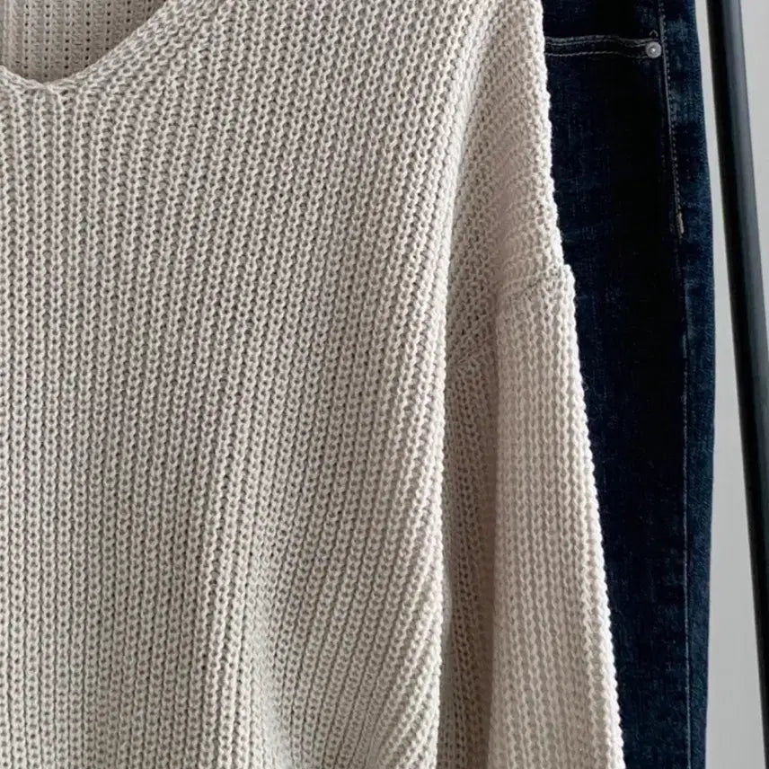 [BUNJANG] Romi Pastel V-Neck Crop Knit Sweater Oatmeal / 로미 파스텔 루즈핏 브이넥 크롭 니트 오트밀 색상
