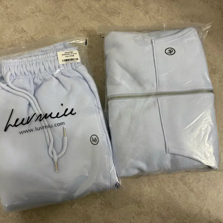 [BUNJANG] Lovemeu Signature Logo Set / 러브미우 시그니처 로고 셋업