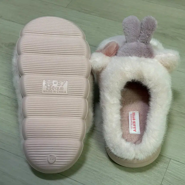 [BUNJANG] Hello Kitty Rabbit Fur Slippers / 헬로키티 토끼 털 슬리퍼 크로스(250)
