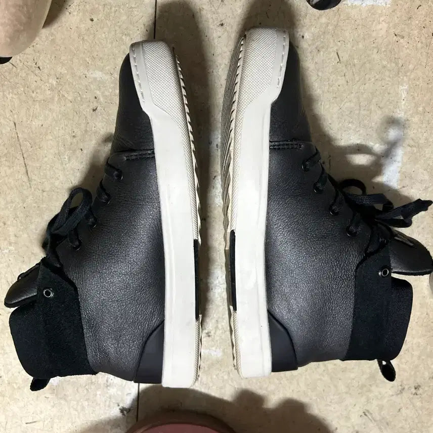 [BUNJANG] Lacoste High-Top Sneakers Black Leather / 라코스테 스니커즈 하이탑 블랙 가죽 235 37