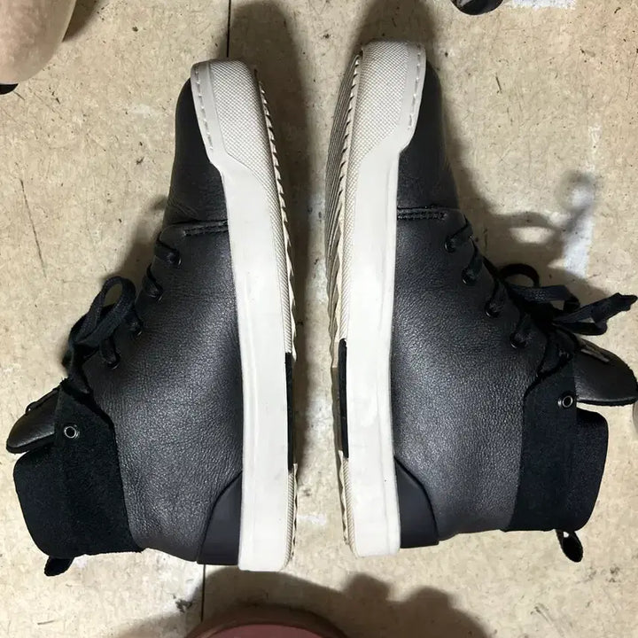 [BUNJANG] Lacoste High-Top Sneakers Black Leather / 라코스테 스니커즈 하이탑 블랙 가죽 235 37