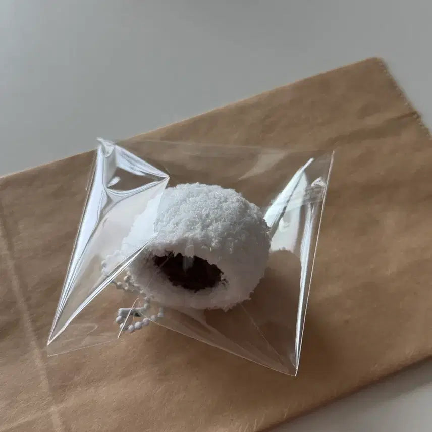 [BUNJANG] Chapsal Tteok Crochet Keyring / 착 붙는 찹쌀떡 뜨개키링