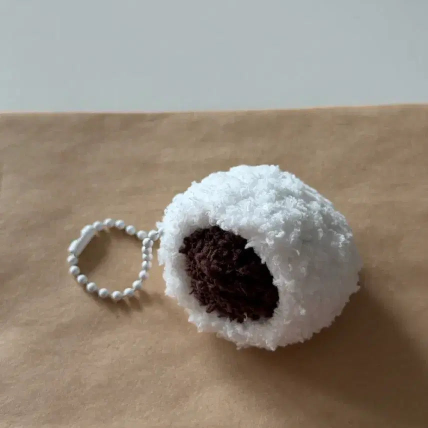 [BUNJANG] Chapsal Tteok Crochet Keyring / 착 붙는 찹쌀떡 뜨개키링