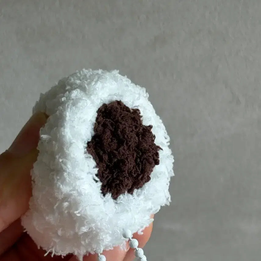 [BUNJANG] Chapsal Tteok Crochet Keyring / 착 붙는 찹쌀떡 뜨개키링