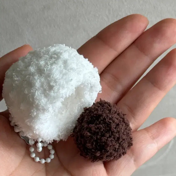 [BUNJANG] Chapsal Tteok Crochet Keyring / 착 붙는 찹쌀떡 뜨개키링