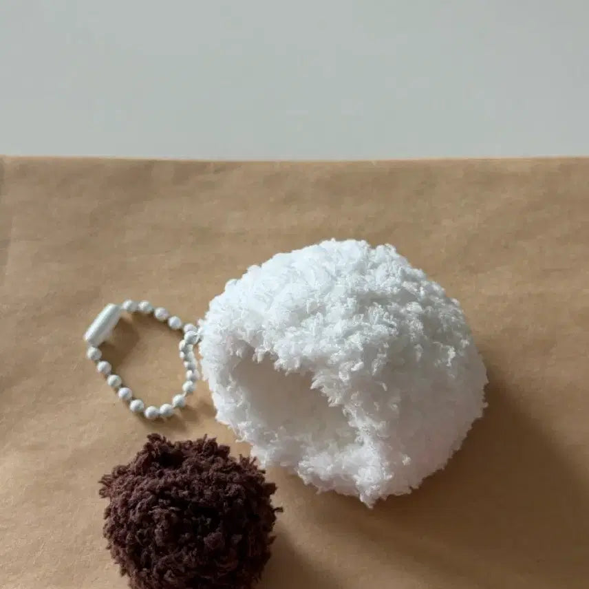 [BUNJANG] Chapsal Tteok Crochet Keyring / 착 붙는 찹쌀떡 뜨개키링