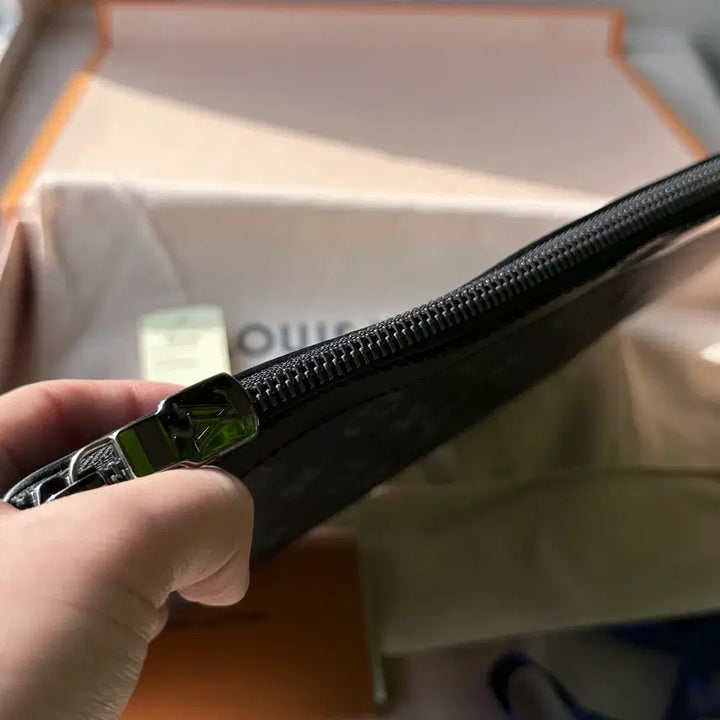 [BUNJANG] Louis Vuitton Discovery Pochette Monogram Eclipse Clutch / (새상품급) 루이비통 디스커버리 포쉐트 모노그램 이클립스 클러치