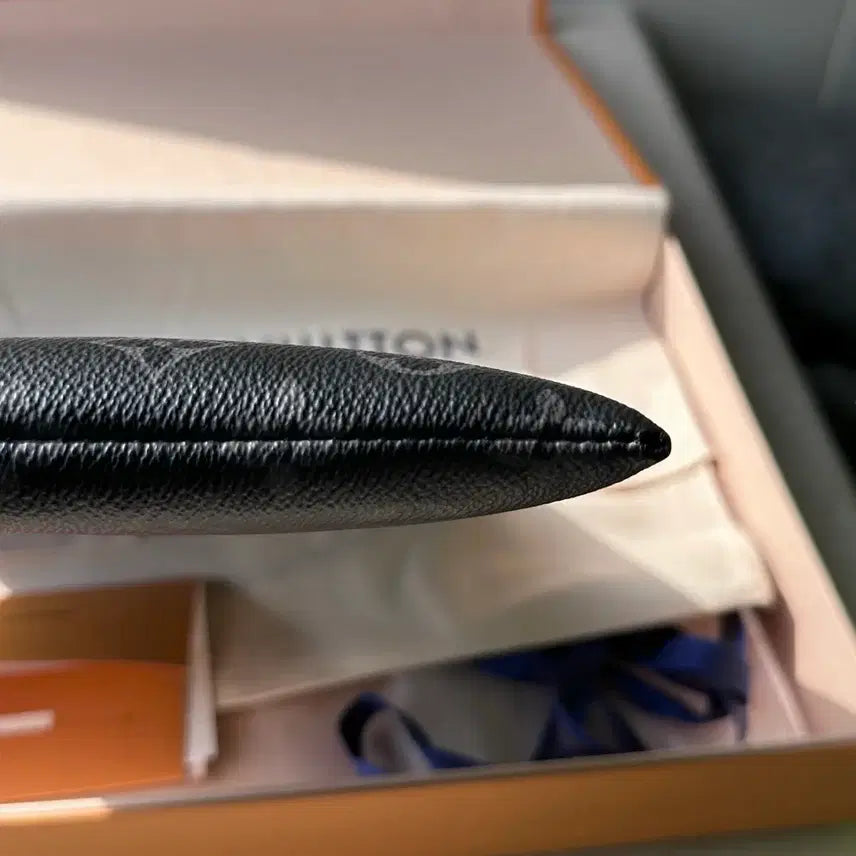 [BUNJANG] Louis Vuitton Discovery Pochette Monogram Eclipse Clutch / (새상품급) 루이비통 디스커버리 포쉐트 모노그램 이클립스 클러치