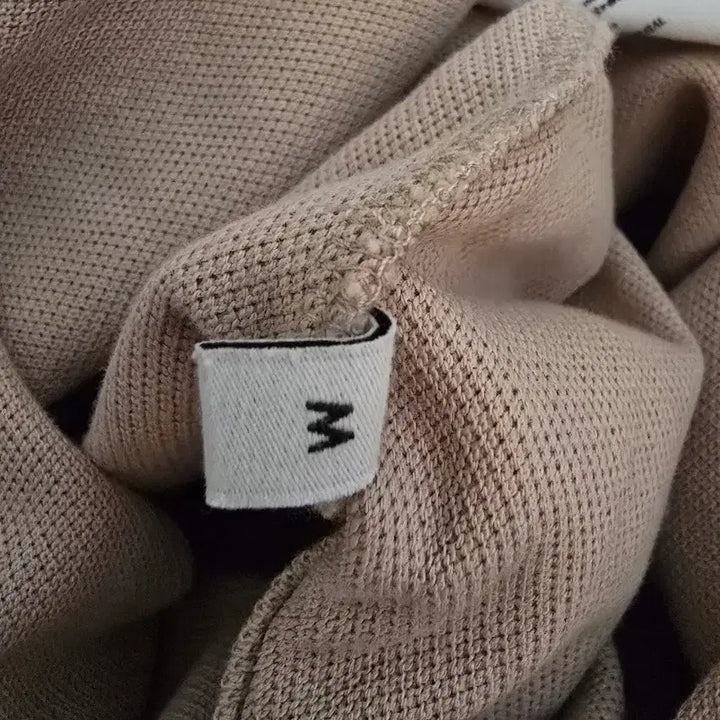 [BUNJANG] BTS Army Small Heart Logo Collar T-Shirt Beige (M) / 아미 스몰 하트 로고 카라 티셔츠 베이지 M사이즈
