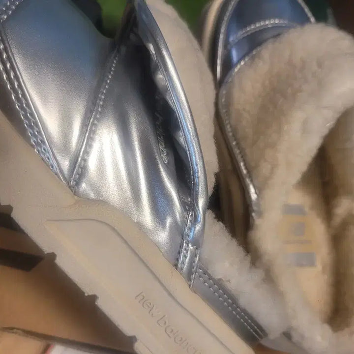 [BUNJANG] New Balance Mule Slipper Silver Fur Winter Shoes / 뉴발란스 뮬 슬리퍼 실버 퍼 방한화
