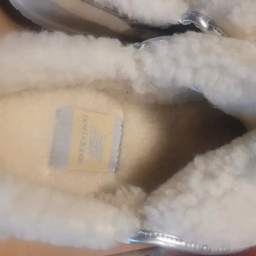 [BUNJANG] New Balance Mule Slipper Silver Fur Winter Shoes / 뉴발란스 뮬 슬리퍼 실버 퍼 방한화
