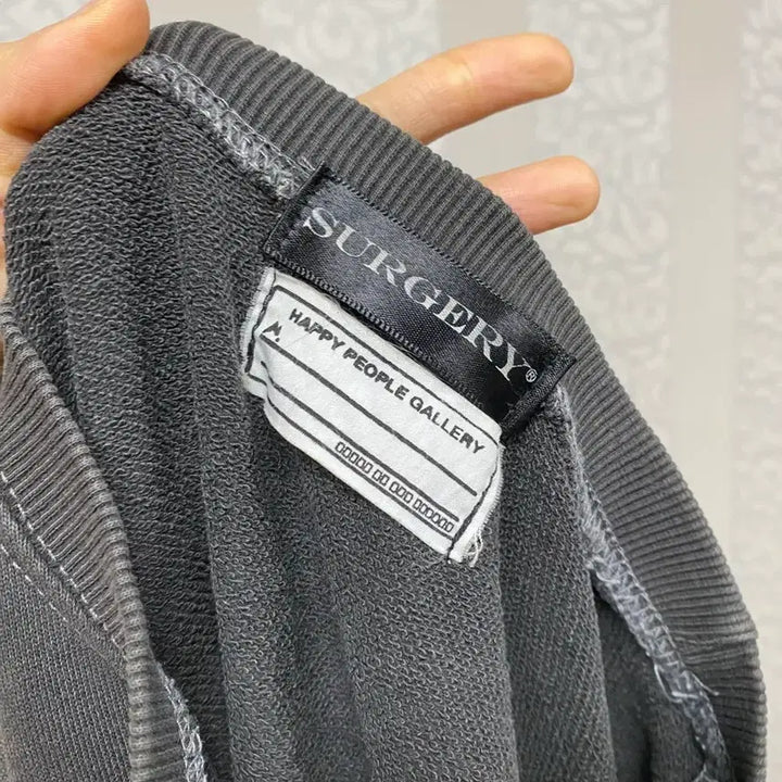 [BUNJANG] Surgery x Happy People Gallery Charcoal Sweatshirt / 써저리 x 해피피플갤러리 맨투맨 챠콜 os