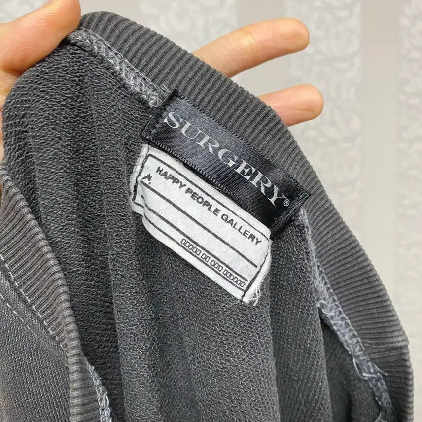 [BUNJANG] Surgery x Happy People Gallery Charcoal Sweatshirt / 써저리 x 해피피플갤러리 맨투맨 챠콜 os