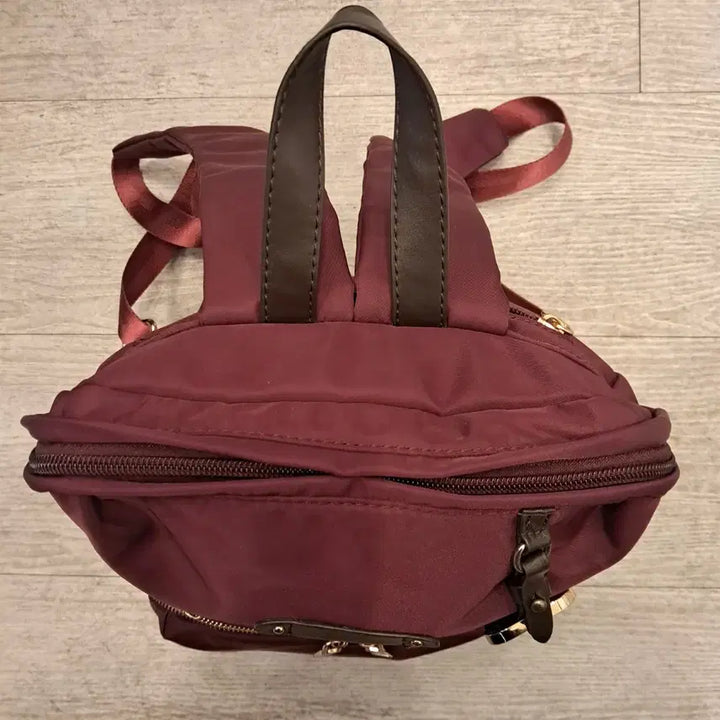 [BUNJANG] Black Faux Leather Backpack with Studs / 블랙 인조가죽 백팩입니다전면에 스터드 장식이 있어 캐주얼하면서도 포인트