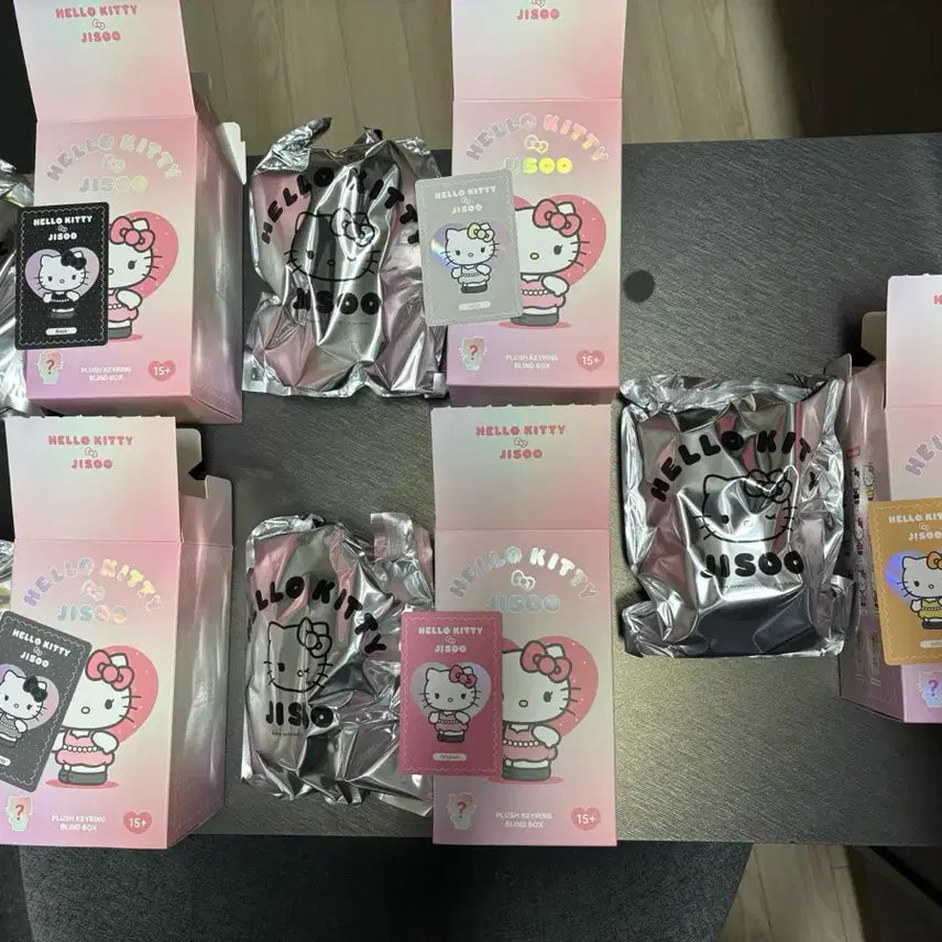 [BUNJANG] Blackpink Jisoo Hello Kitty Collaboration Keyring (Sealed) / 헬로키티 키티 지수 콜라보 키링 랜덤 미개봉 박스