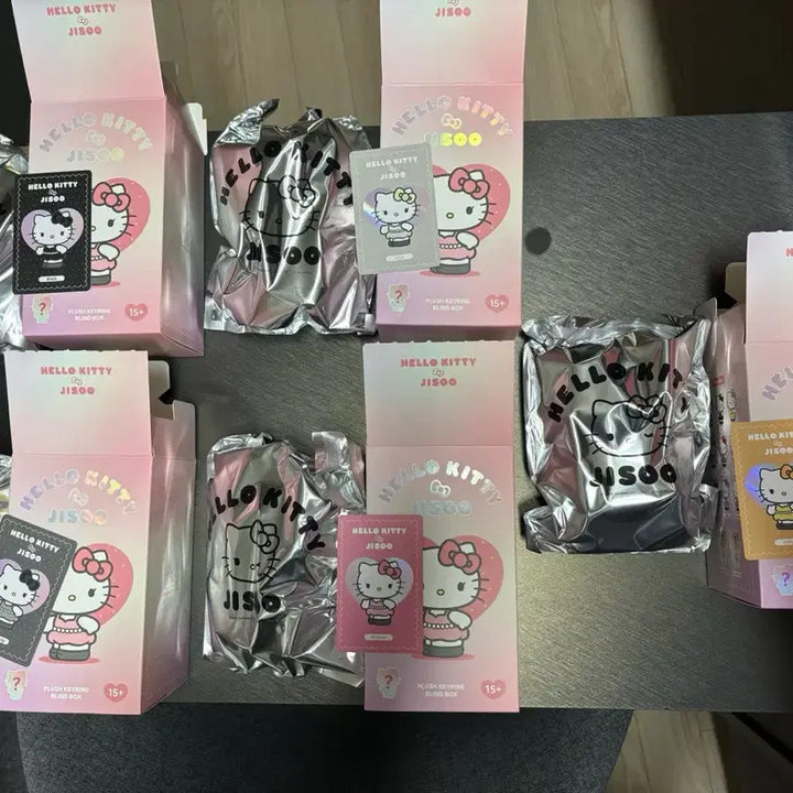 [BUNJANG] Blackpink Jisoo Hello Kitty Collaboration Keyring (Sealed) / 헬로키티 키티 지수 콜라보 키링 랜덤 미개봉 박스
