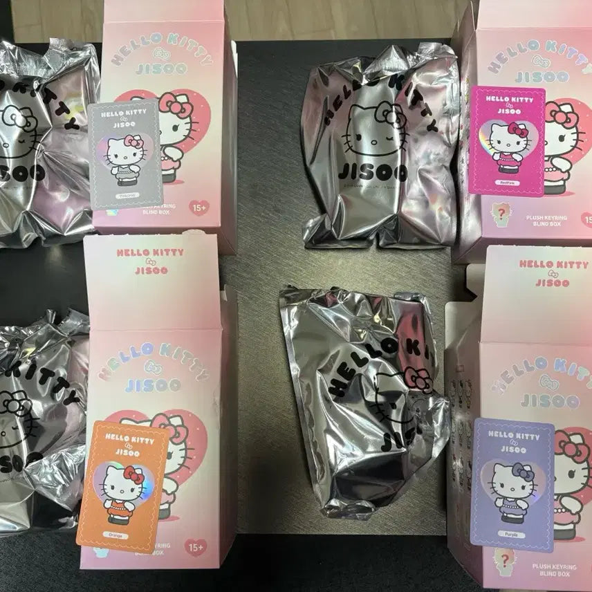 [BUNJANG] Blackpink Jisoo Hello Kitty Collaboration Keyring (Sealed) / 헬로키티 키티 지수 콜라보 키링 랜덤 미개봉 박스