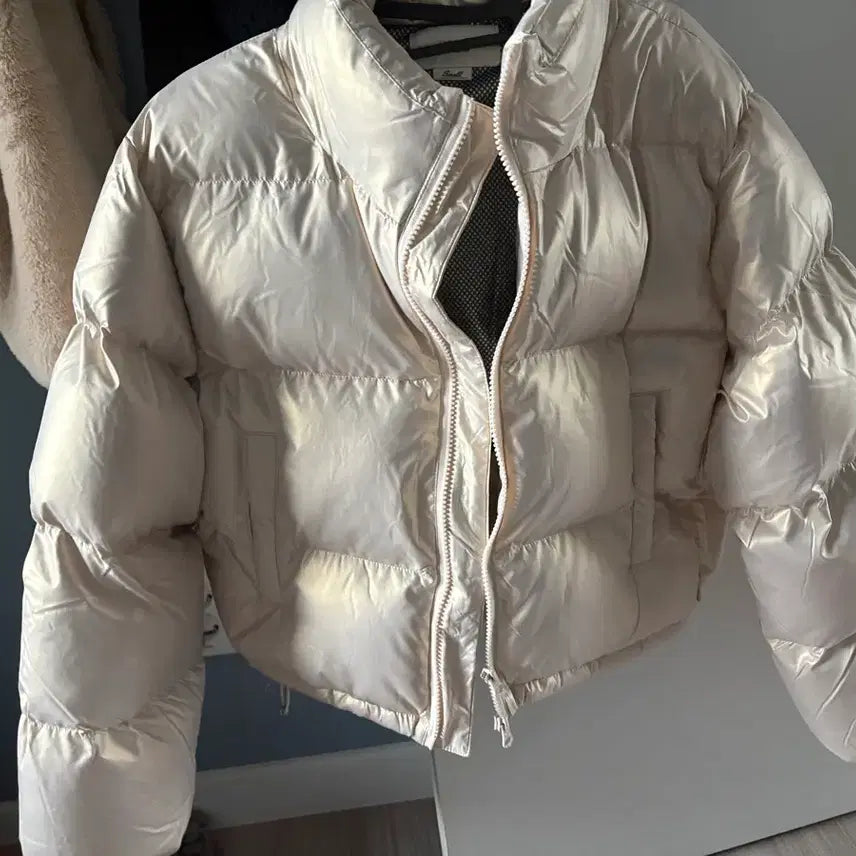[BUNJANG] Ivory Shiny Padded Jacket / 아이보리 유광패딩 팝니다