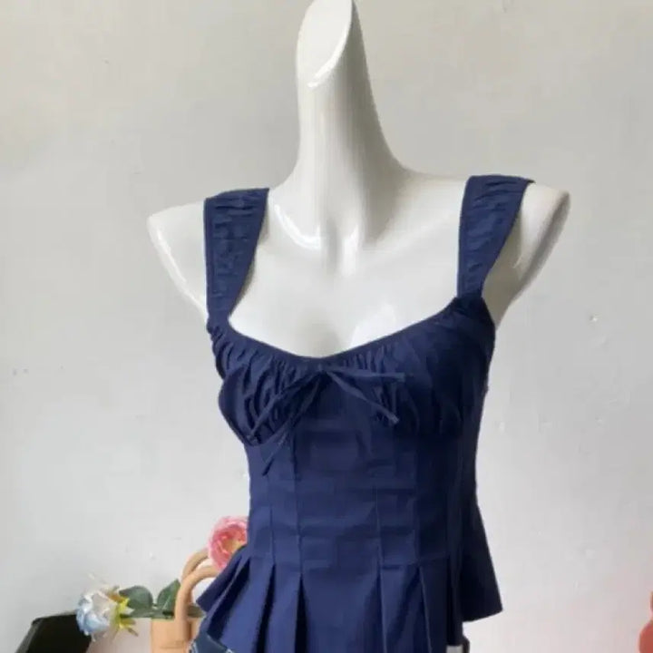 [BUNJANG] Edikted Navy Sleeveless Crop Top / edikted (에디케이티드) 의류 네이비 민소매 티셔츠