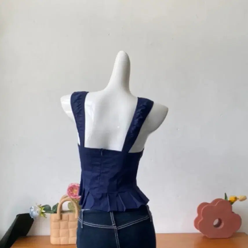 [BUNJANG] Edikted Navy Sleeveless Crop Top / edikted (에디케이티드) 의류 네이비 민소매 티셔츠