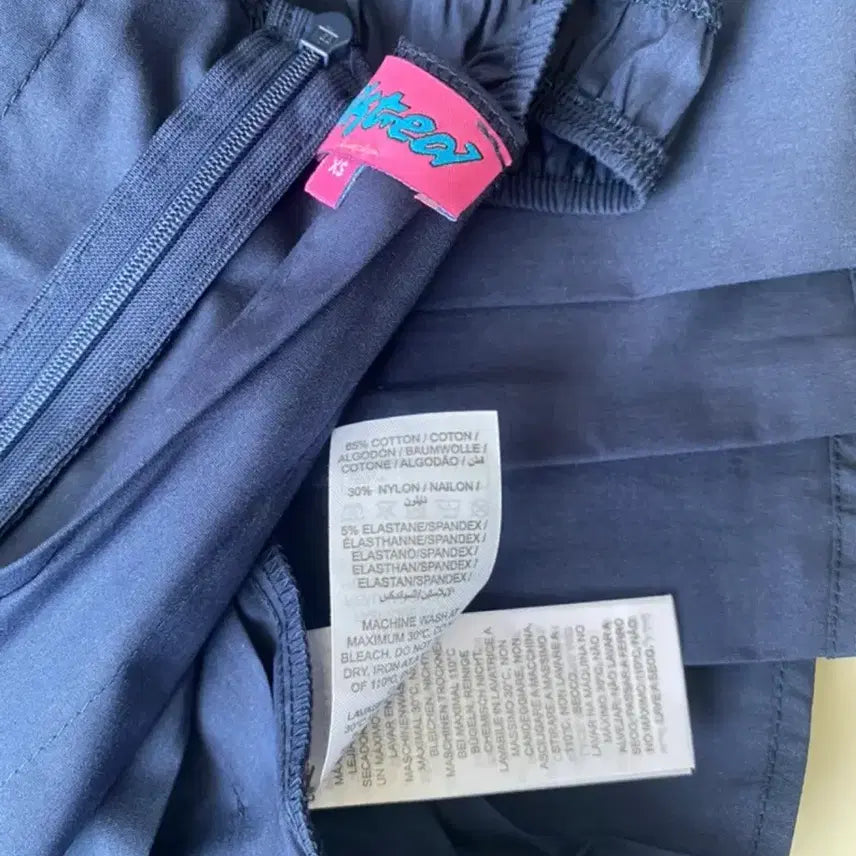 [BUNJANG] Edikted Navy Sleeveless Crop Top / edikted (에디케이티드) 의류 네이비 민소매 티셔츠