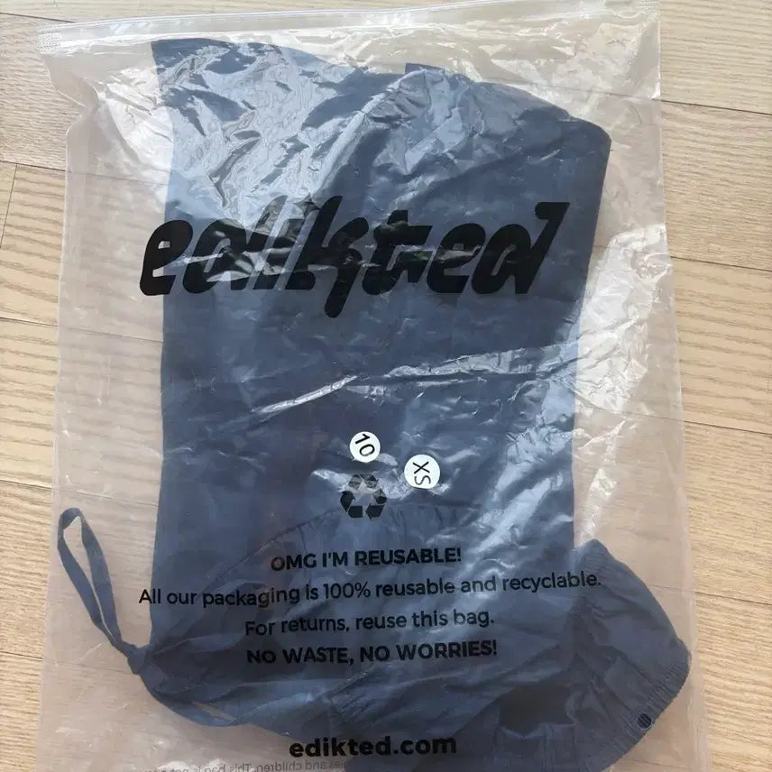 [BUNJANG] Edikted Navy Sleeveless Crop Top / edikted (에디케이티드) 의류 네이비 민소매 티셔츠