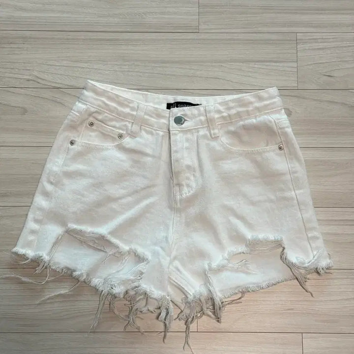 [BUNJANG] Unbranded White Denim Shorts - Size S / 화이트 데님 숏팬츠 S(상태 좋음)