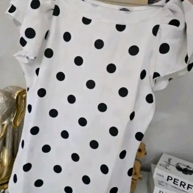 [BUNJANG] Unbranded Polka Dot Blouse / 새상품 땡땡이 반팔 블라우스 화이트44.55반