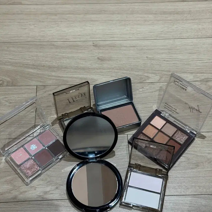 [BUNJANG] 화장품 13종 아이섀도우 블러셔 하이라이터 쉐딩 립제품 등 일괄 판매 / 화장품 13종 아이섀도우 블러셔 하이라이터 쉐딩 립제품 등 일괄 판매