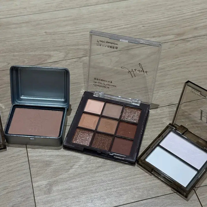 [BUNJANG] 화장품 13종 아이섀도우 블러셔 하이라이터 쉐딩 립제품 등 일괄 판매 / 화장품 13종 아이섀도우 블러셔 하이라이터 쉐딩 립제품 등 일괄 판매