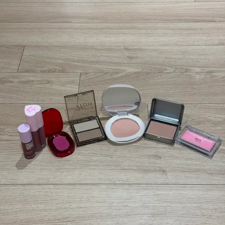 [BUNJANG] 화장품 13종 아이섀도우 블러셔 하이라이터 쉐딩 립제품 등 일괄 판매 / 화장품 13종 아이섀도우 블러셔 하이라이터 쉐딩 립제품 등 일괄 판매