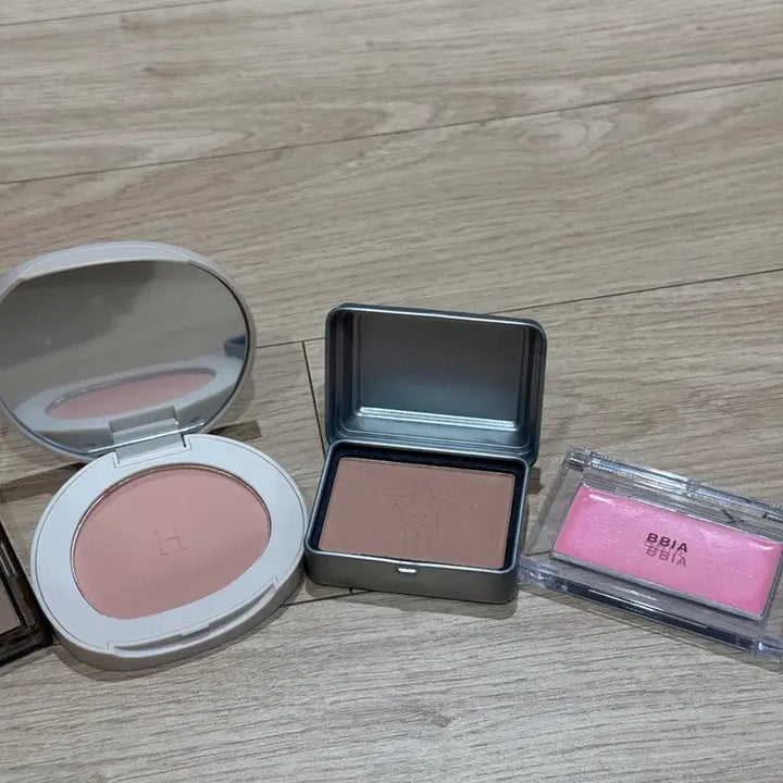 [BUNJANG] 화장품 13종 아이섀도우 블러셔 하이라이터 쉐딩 립제품 등 일괄 판매 / 화장품 13종 아이섀도우 블러셔 하이라이터 쉐딩 립제품 등 일괄 판매