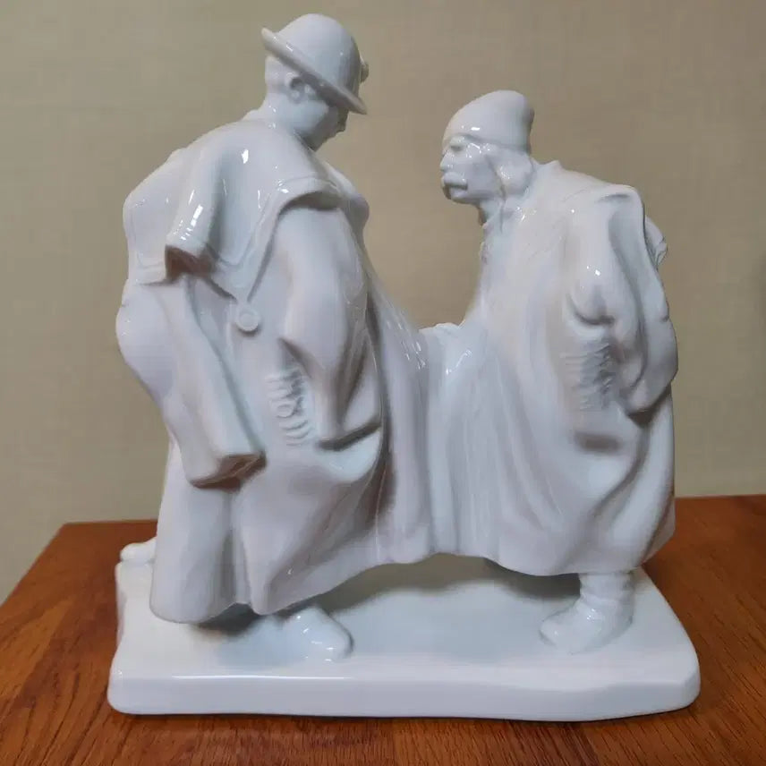 [BUNJANG] Herend Hungary White Porcelain "Farewell Father And Son" Figurine / 헝가리 헤렌드 화이트 포쉐린 "아버지와 아들의 작별인사" 피겨린.