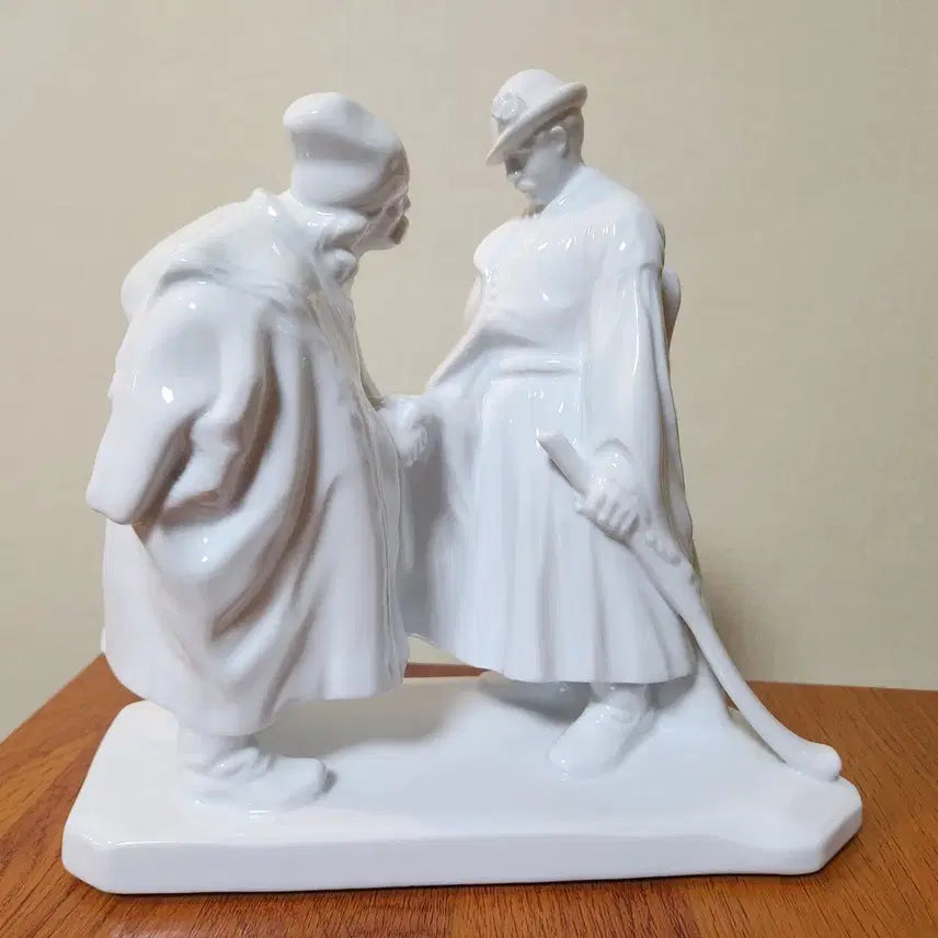 [BUNJANG] Herend Hungary White Porcelain "Farewell Father And Son" Figurine / 헝가리 헤렌드 화이트 포쉐린 "아버지와 아들의 작별인사" 피겨린.