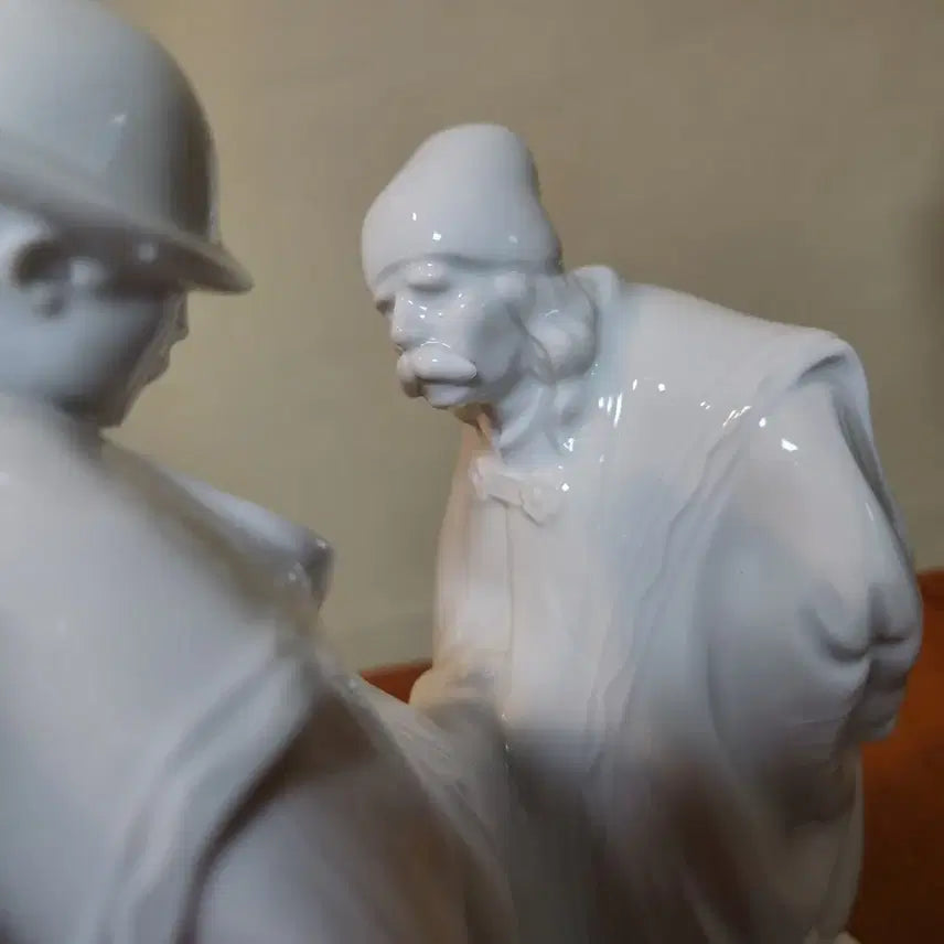 [BUNJANG] Herend Hungary White Porcelain "Farewell Father And Son" Figurine / 헝가리 헤렌드 화이트 포쉐린 "아버지와 아들의 작별인사" 피겨린.