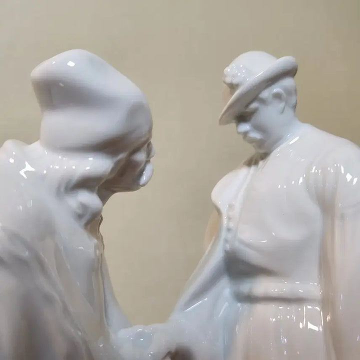 [BUNJANG] Herend Hungary White Porcelain "Farewell Father And Son" Figurine / 헝가리 헤렌드 화이트 포쉐린 "아버지와 아들의 작별인사" 피겨린.