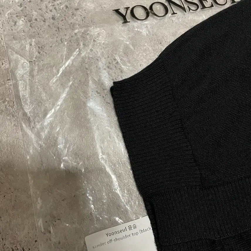 [SOLD OUT] (새상품/사진O) 윤슬샵 Sander 오프숄더 블랙