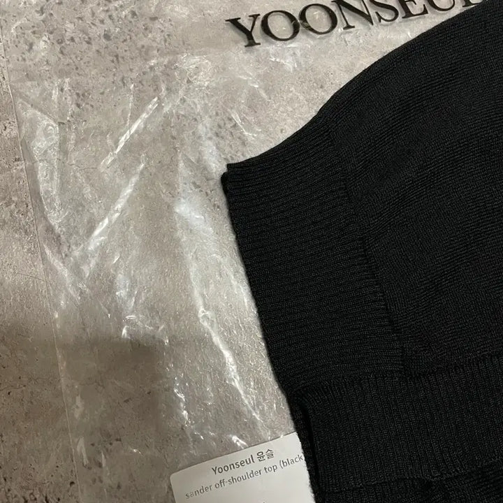 [SOLD OUT] (새상품/사진O) 윤슬샵 Sander 오프숄더 블랙