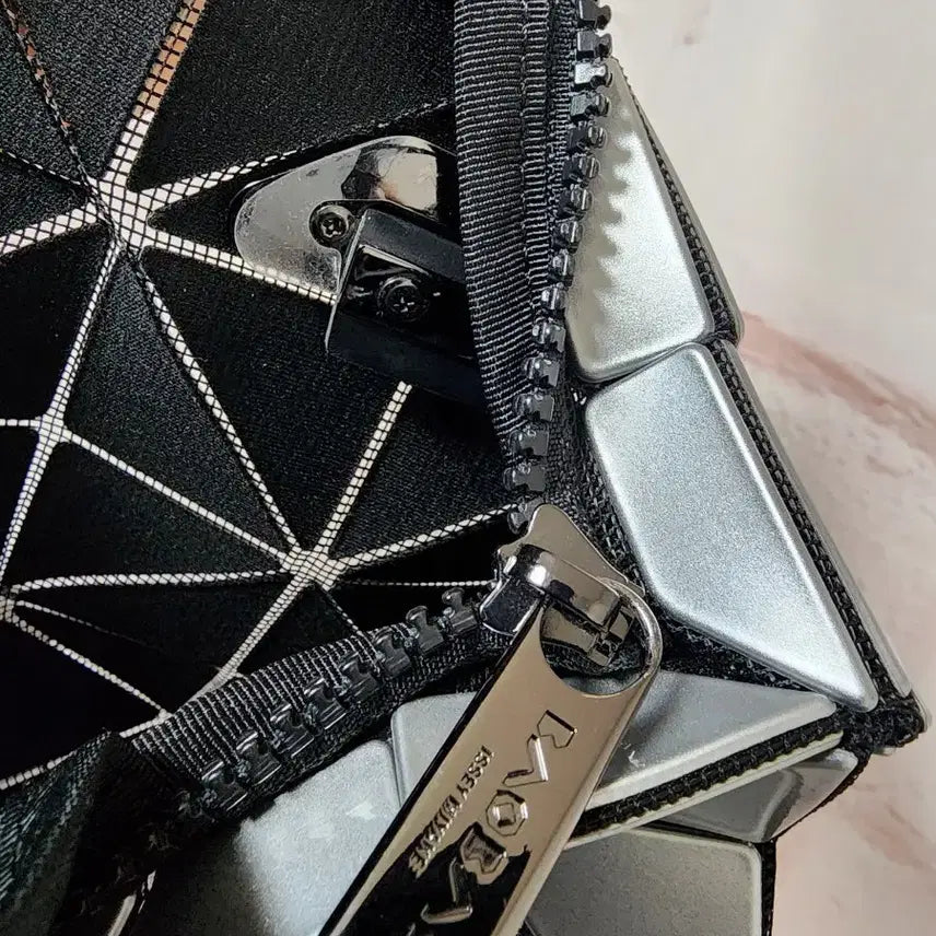 [BUNJANG] Bao Bao Prism Large Wide Tote Bag / 바오바오 프리즘 라지와이드 토트백